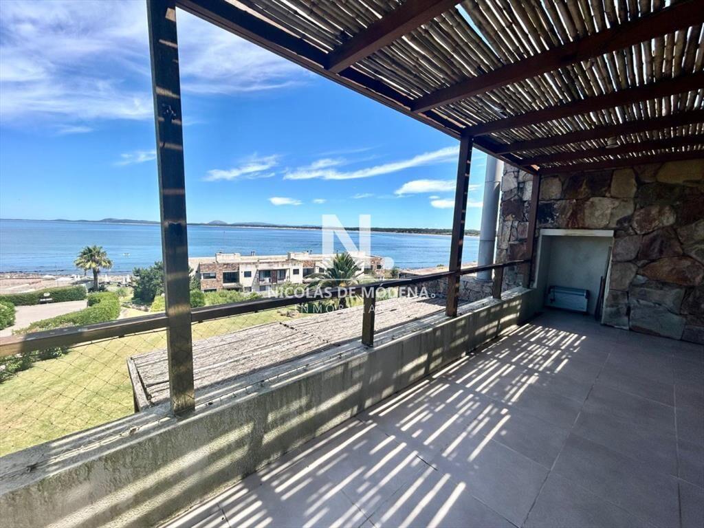 Vende apartamento en Punta Ballena frente al mar