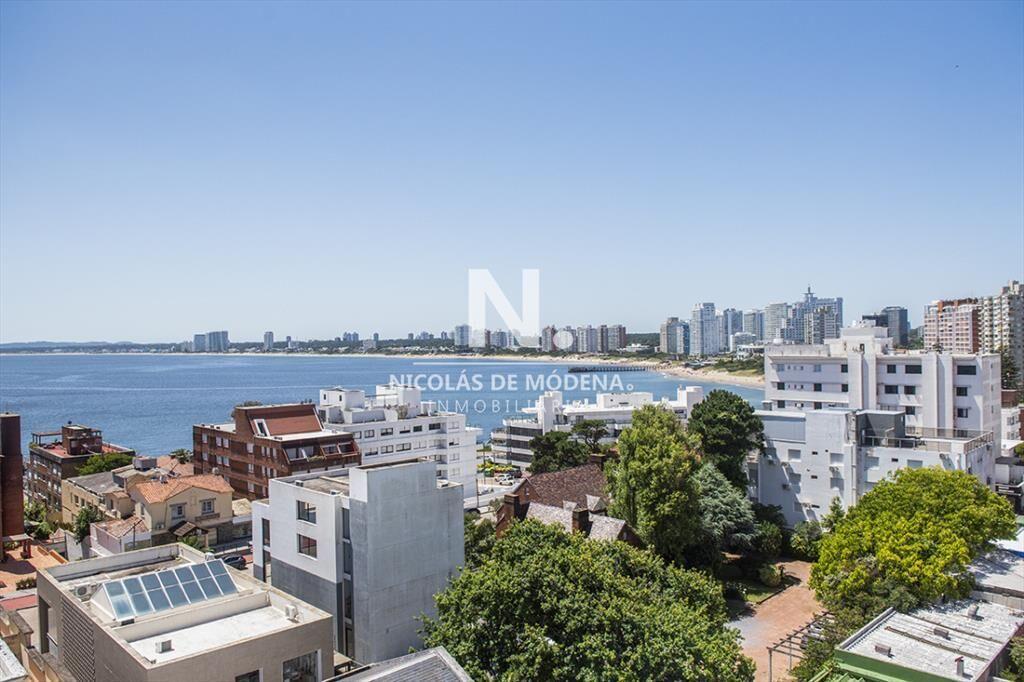 Vende apartamento con balcon y 3 dormitorios en