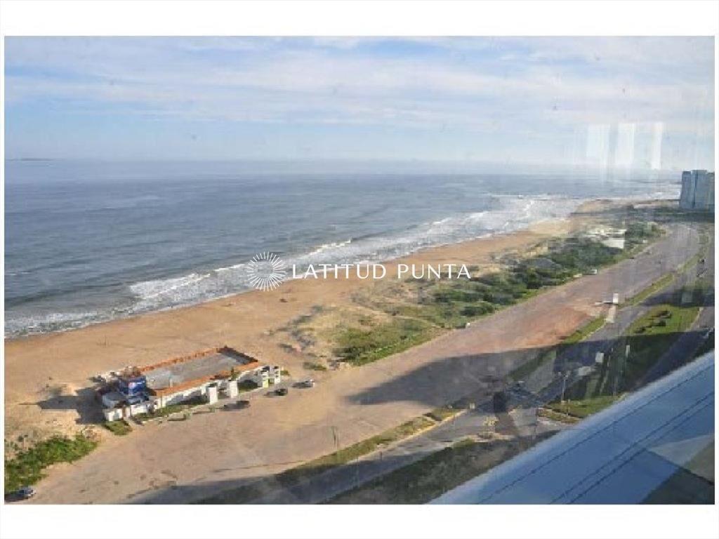 Piso alto en Le Parc, 3 suites más dependencia