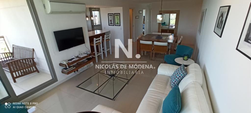 Vende apartamento de 3 dormitorios en Brava Punta