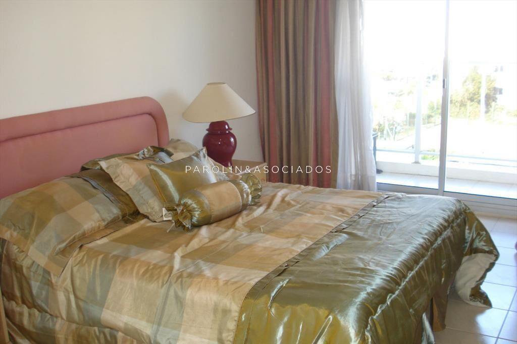 Apartamento en venta a pasos del mar en Punta del Este.