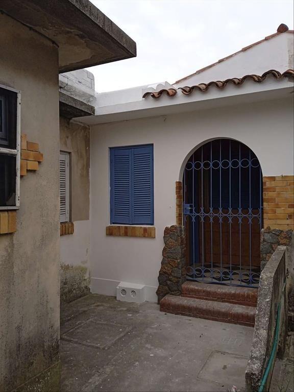 Casa en Alquiler sobre Av. Garzón, dos dormit. con fondo