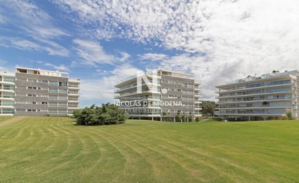 Alquila departamento de 2 dormitorios en Punta del Este