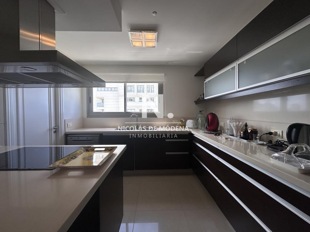 Vende apartamento esquinero de 3 dormitorios en