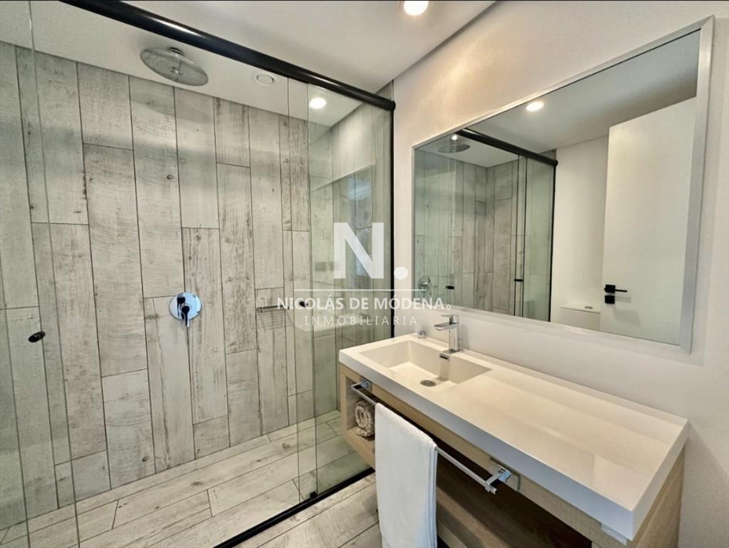 Vende apratamento en Brava Punta del Este de 2 dormitorios.