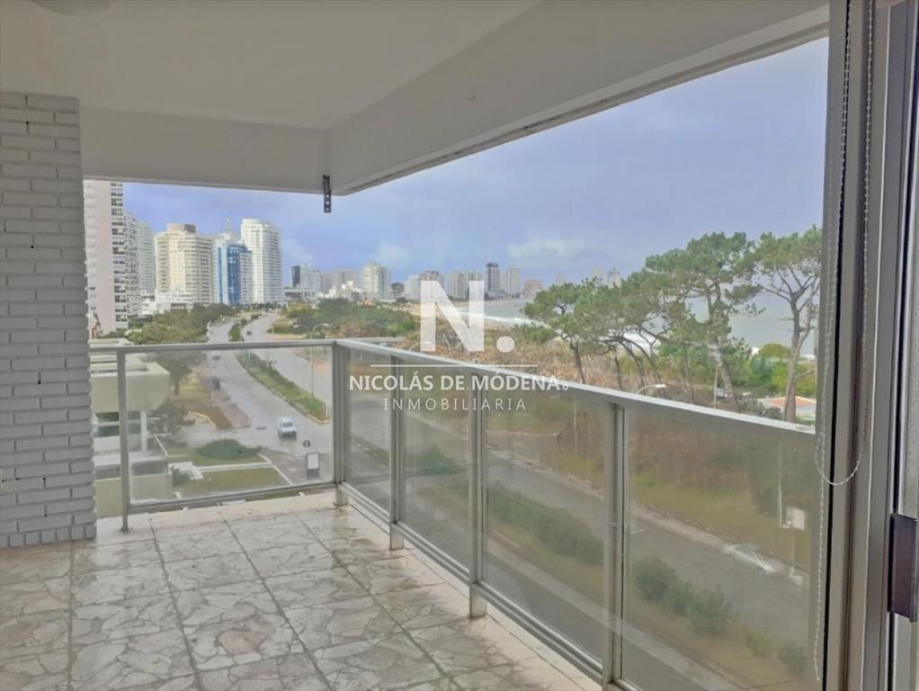 Departamento en Torre emblematica frente al mar,
