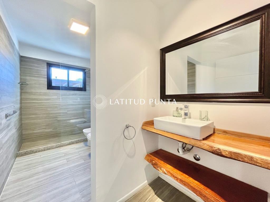 Casa 3 dormitorios con piscina. Barrio Privado