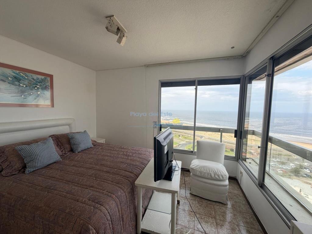 Apartamento de 3 dormitorios y servicio en Venta