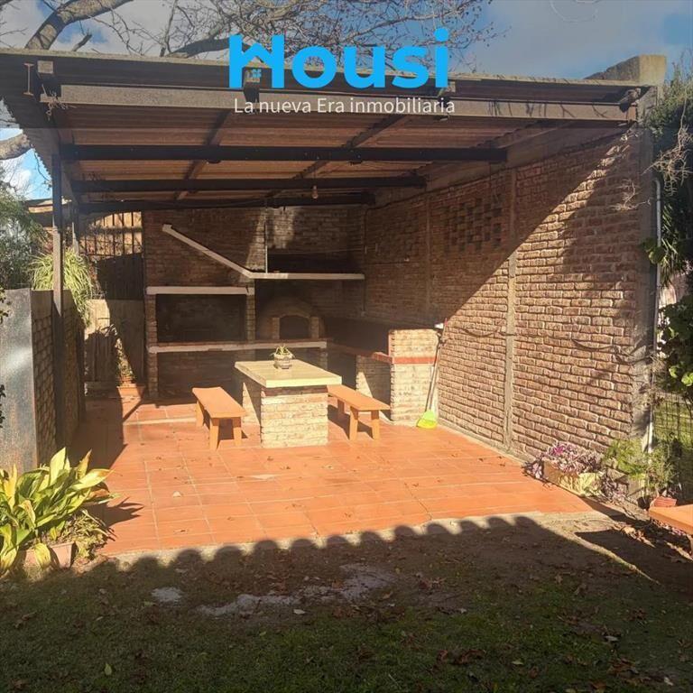Venta Casa 2 dormitorios con amplio jardín y doble entrada
