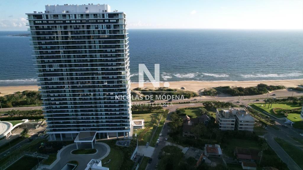 Vende apartamento de 3 dormitorios frente al mar