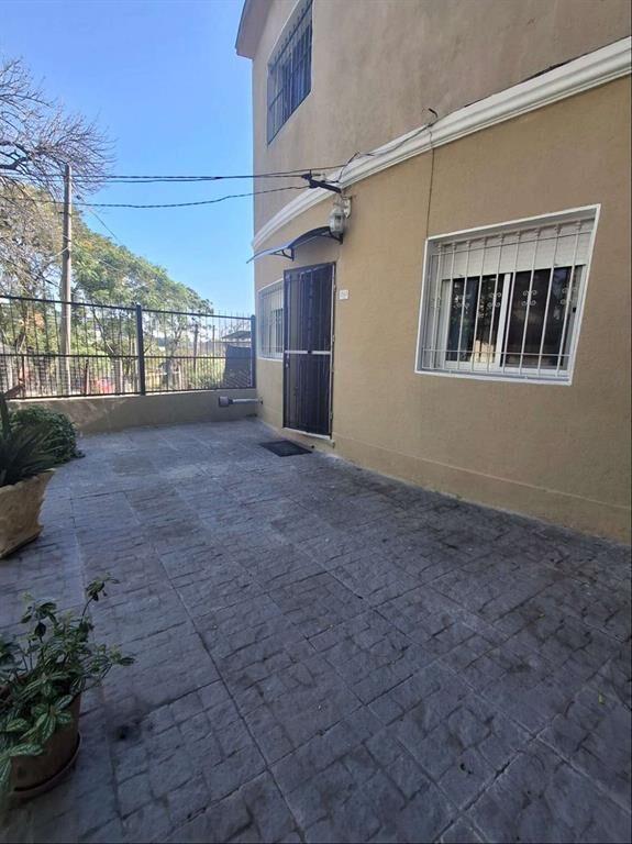 Venta de apartamento tipo casa, 2 dorm, patio, jardín, coch