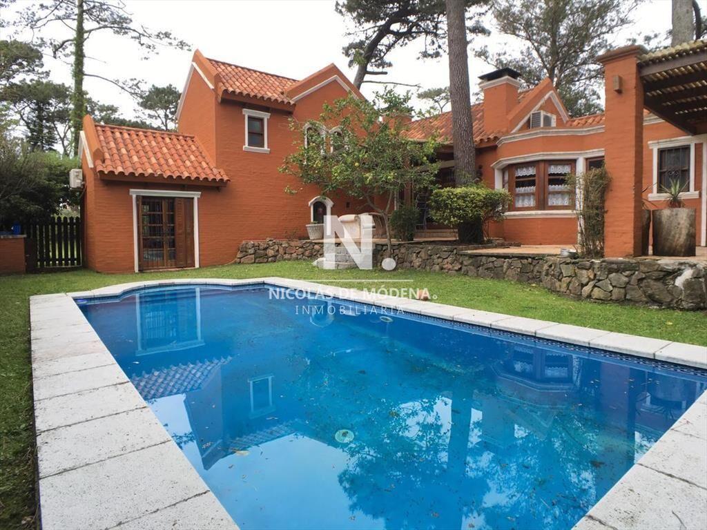 Vende casa de 3 dormitorios en suite con piscina,