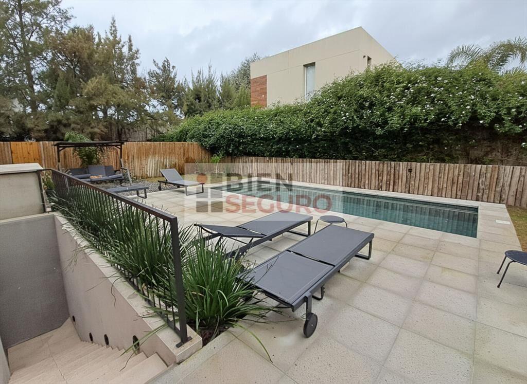 Penthouse de 3 dormitorios en alquiler en Carrasco Norte. C