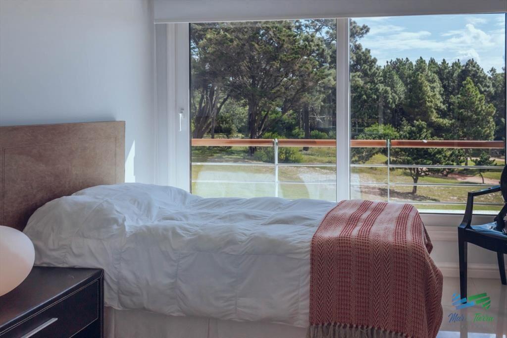 VENTA de apartamento de 2 dormitorios sobre playa