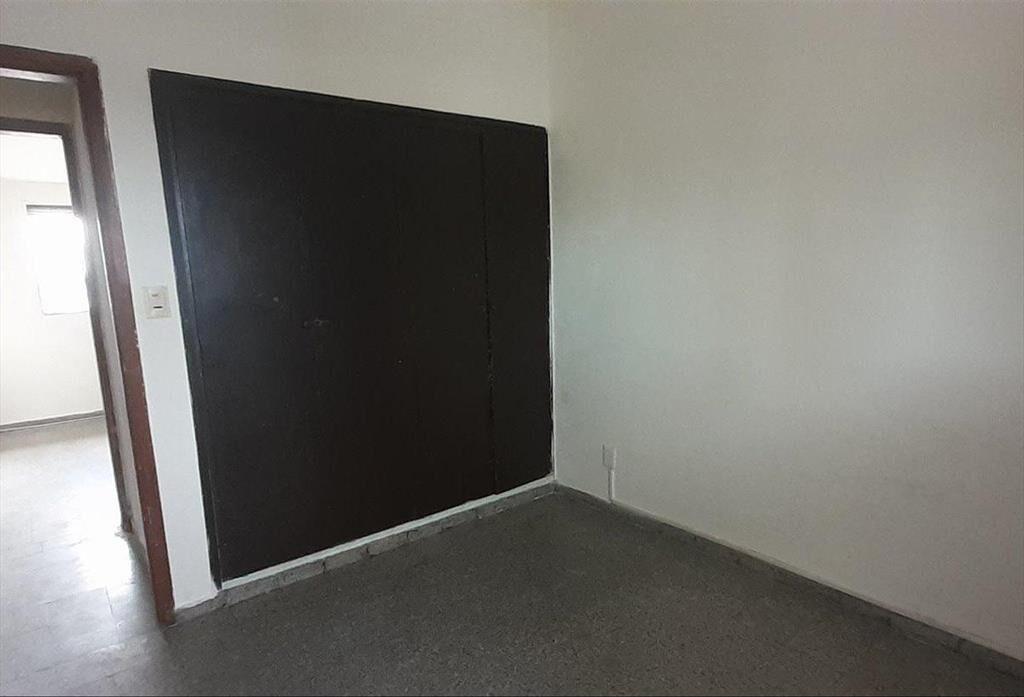 Venta de Apartamento.4 Dormitorios,1 baño.Barrio 2 Naciones