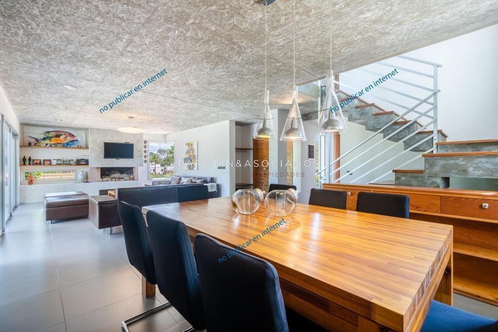 Venta de casa de 4 dormitorios en barrio Punta