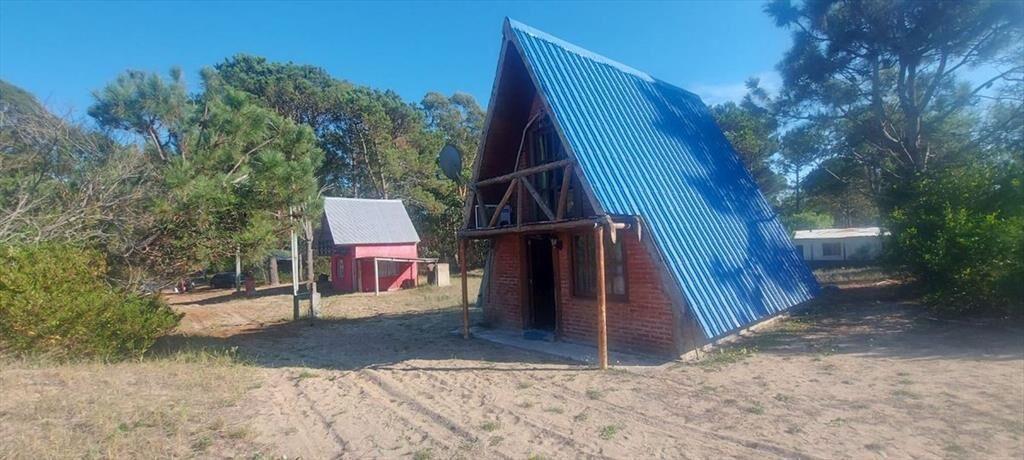 CASA (CABAÑA) 2 DORMITORIOS EN VENTA LA ESMERALDA