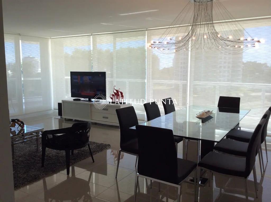 Apartamento en One, 3 dormitorios más dependencia