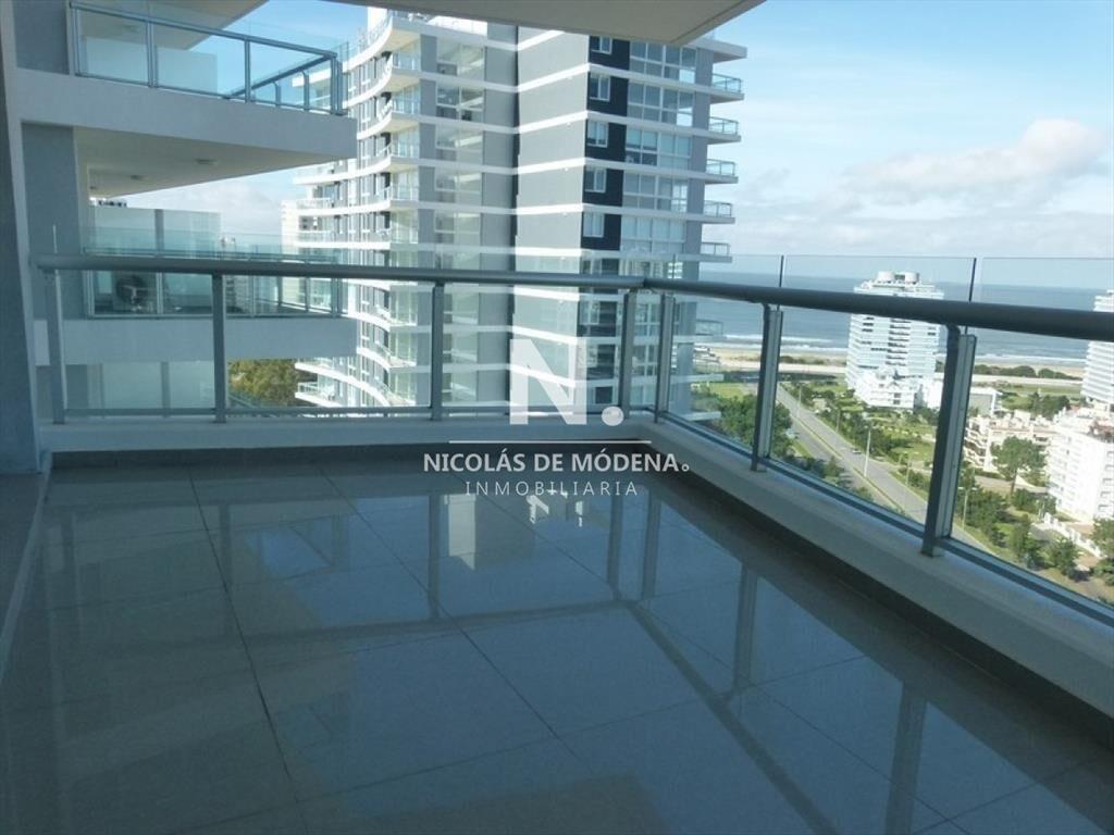 Vende Elegante apartamento de 3 dormitorios a del