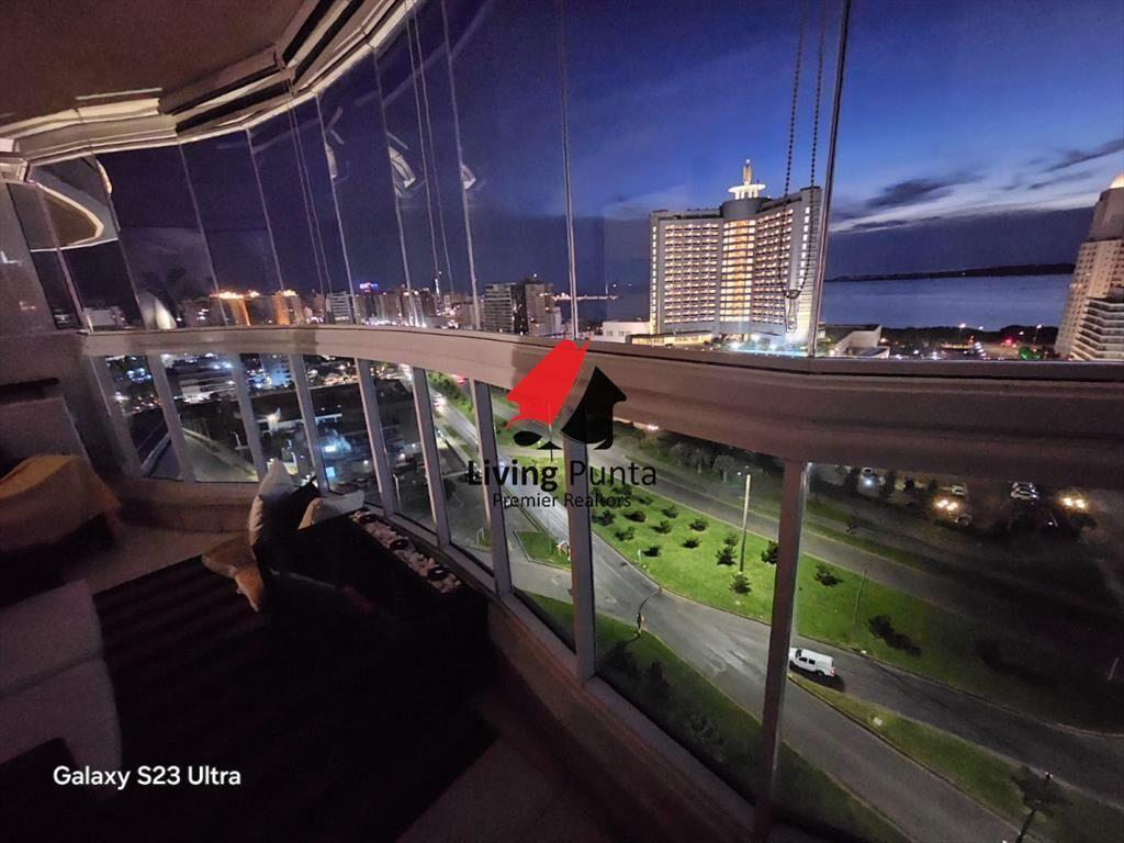 Venta de apartamento de 2 dormitorios Playa mansa con parri