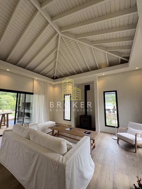 Excelente casa en venta en barrio privado en la 3