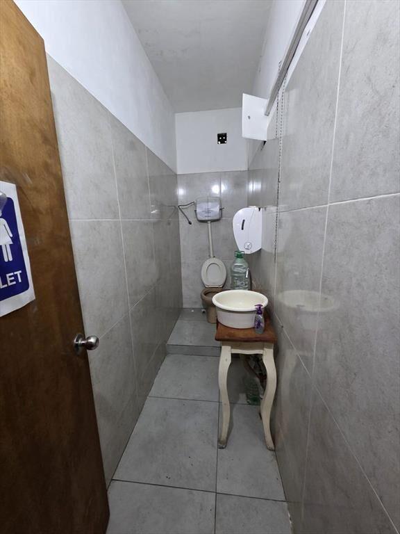 Ituzaingo y peatonal Sarandi, 60 m2 , 4 mts de frente , apt