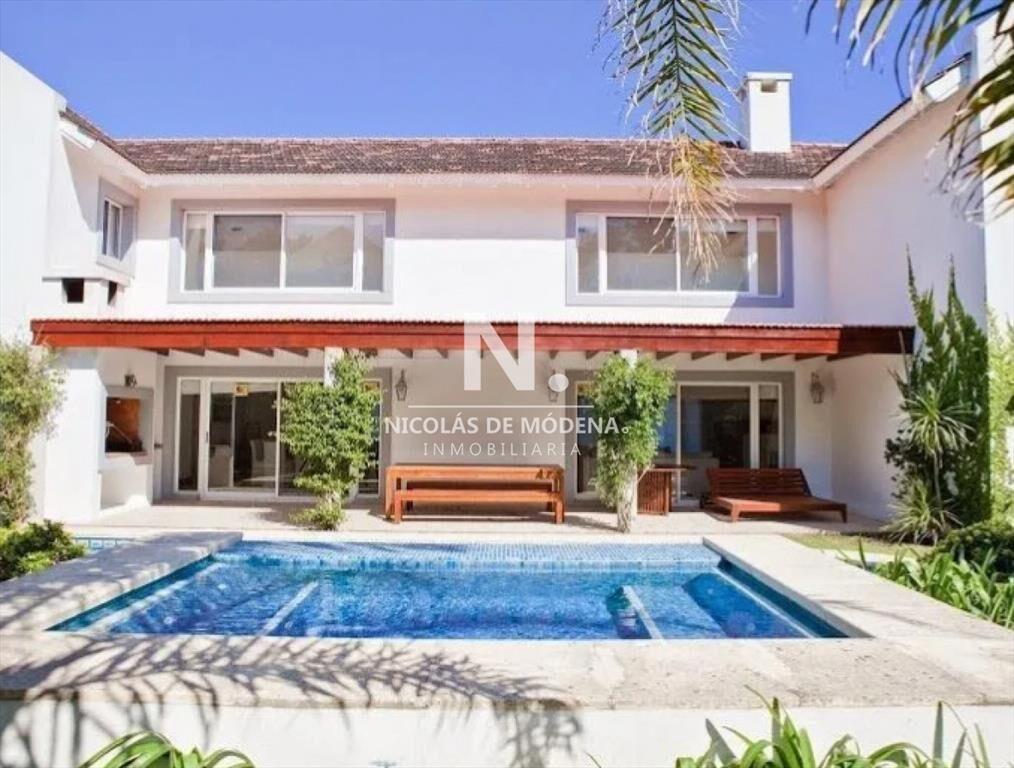 Espectacular casa moderna, y bien equipada en venta en Mont