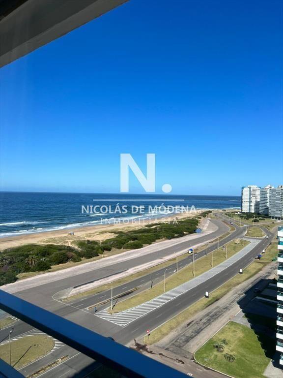 Apartamento de 3 dormitorios en playa brava al