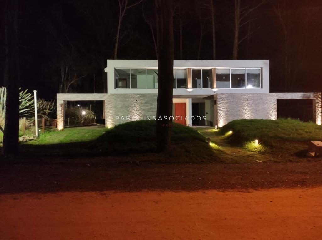 Casa en venta de 4 dormitorios en barrio privado