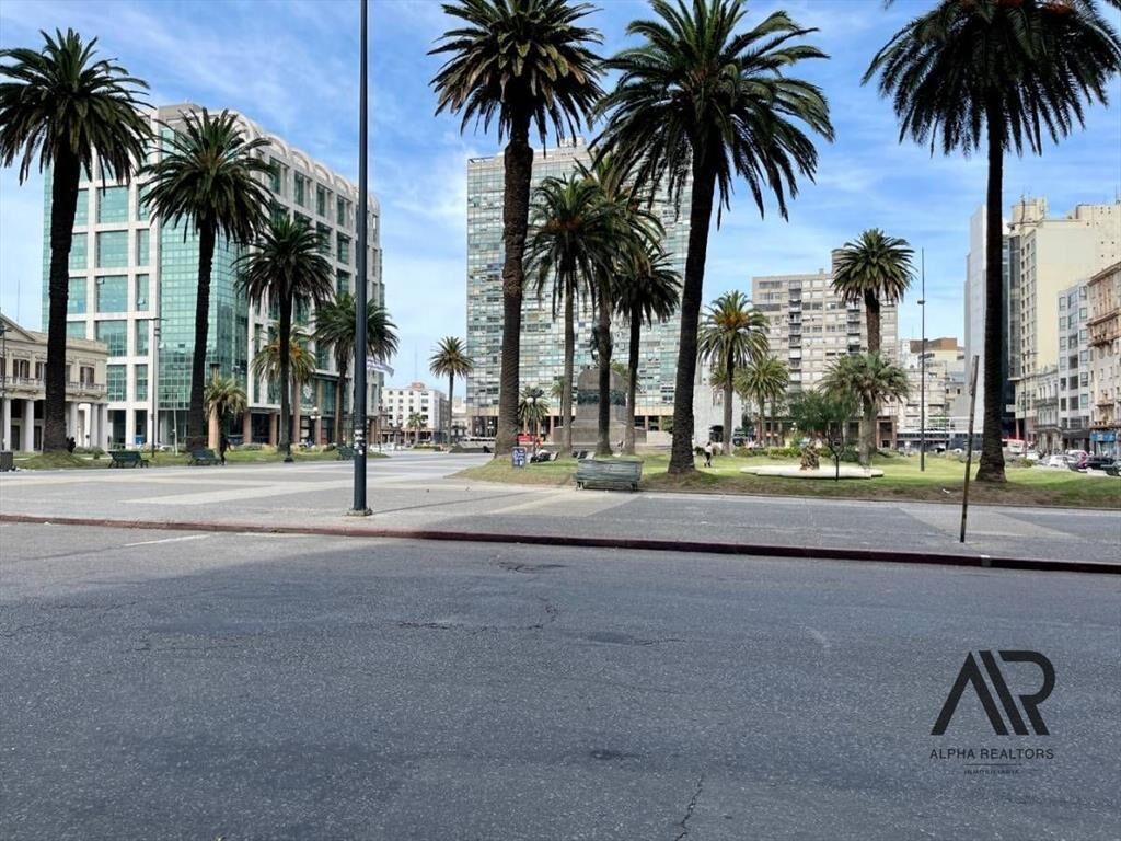 Venta De Local Comercial En Plaza Independencia Con Renta