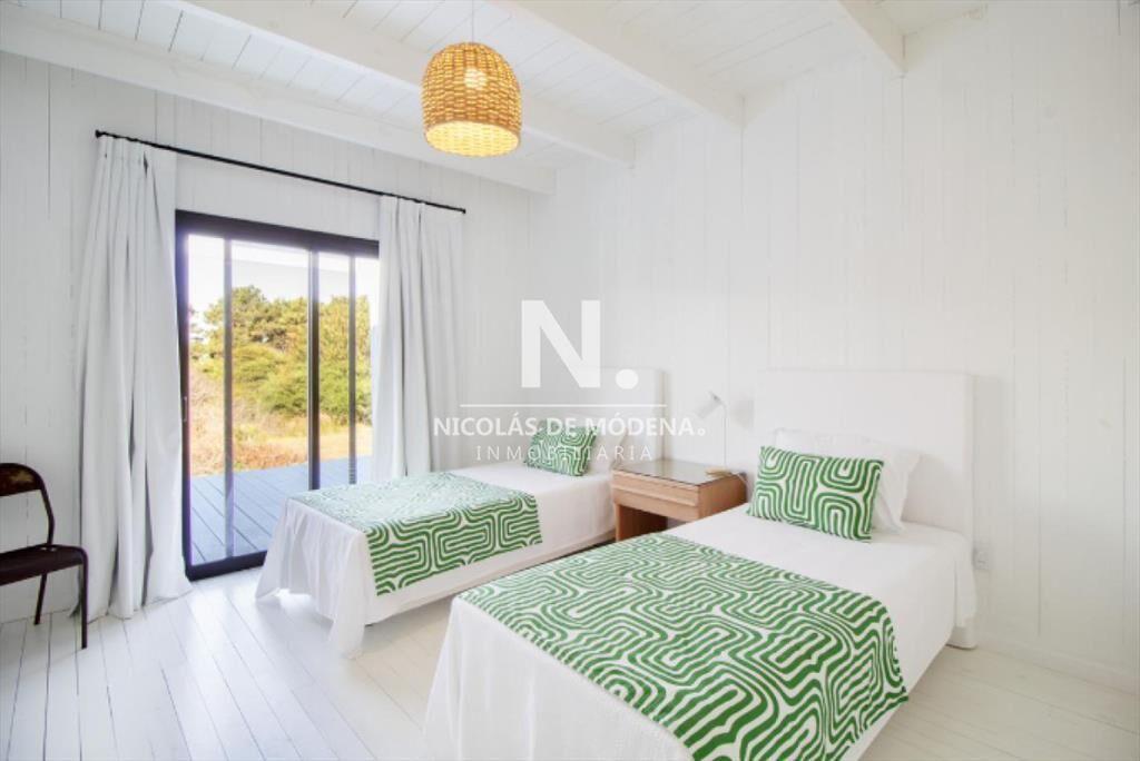 Vende casa en Laguna escondida de 4 dormitorios.