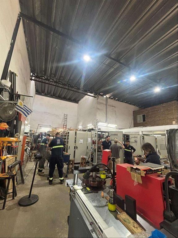 Alquiler local comercial área 234m2, altura 7 metros entrad