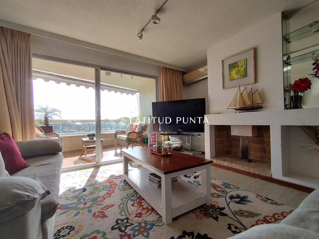 Apartamento de 3 dormitorios más dependencia en