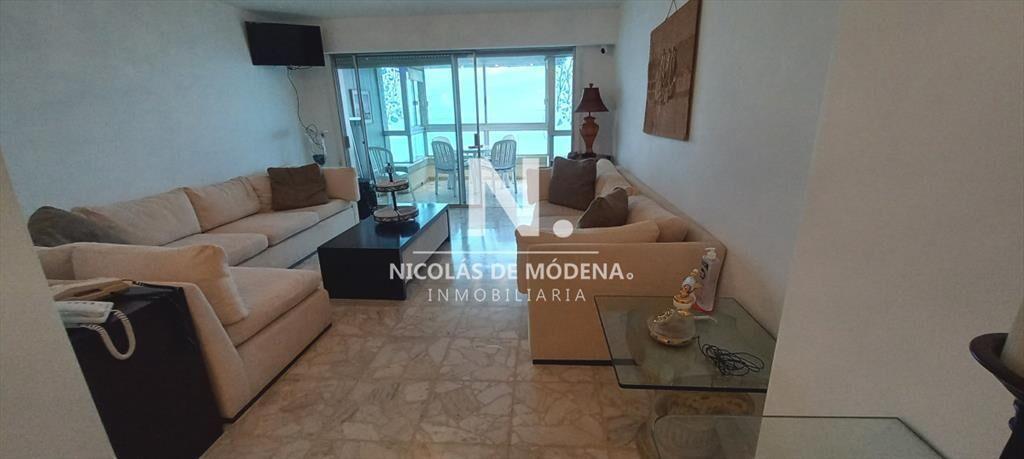 Apartamento de 3 dormitorios frente al mar en , ,