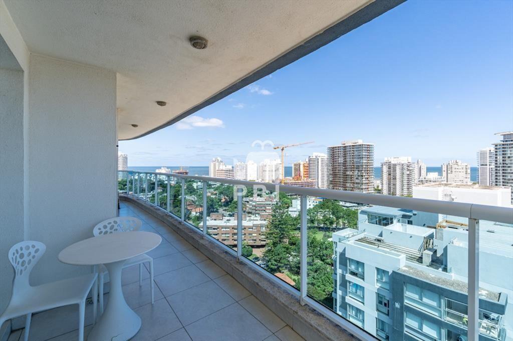 Exclusivo apartamento de 3 dormitorios con en - -