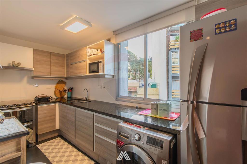 VENTA POCITOS APTO 2 DORM TERRAZA + GJE AMUEBLADO