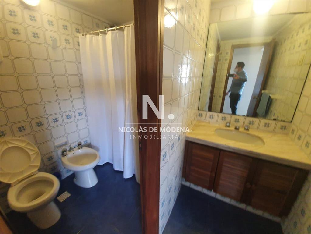 Gran departamento con dependencia de servicio!