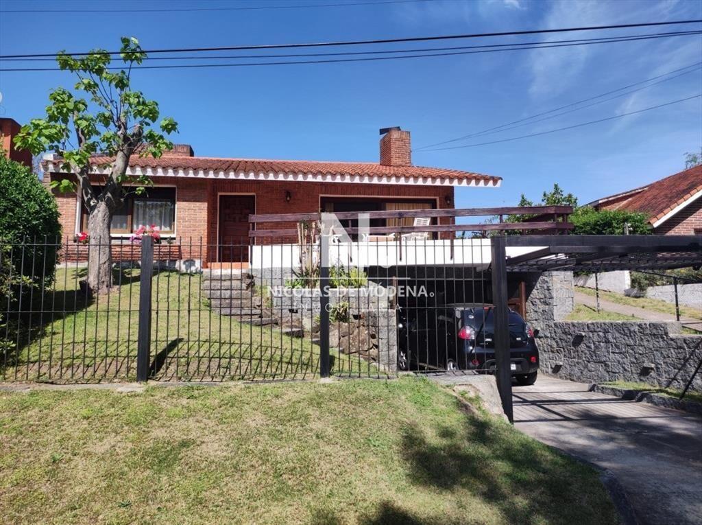 Vende casa de 2 dormitorios en Cantegril Punta