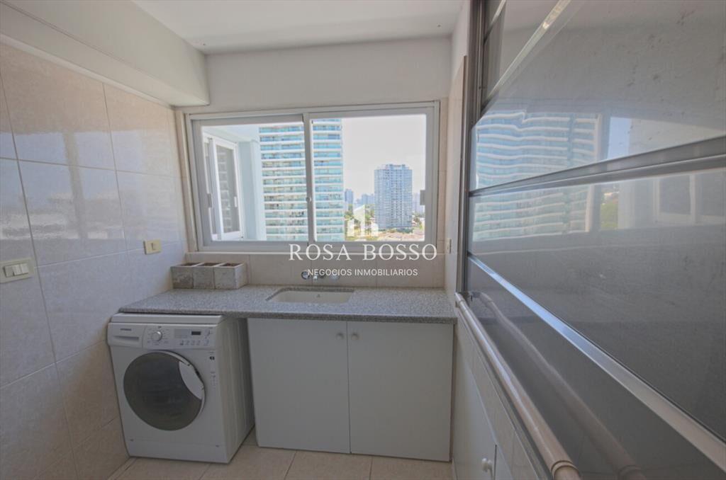 Venta apartamento de 3 dormitorios en primera -