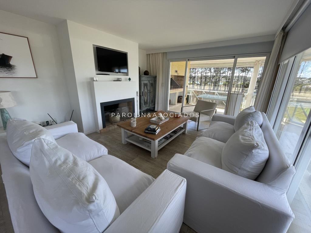 Apartamento de 3 dormitorios con vista al mar, en Brava Pun