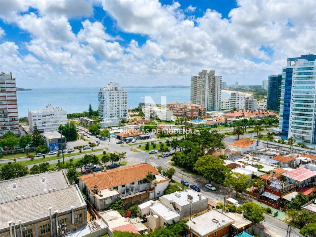 Apartamento en Venta, 3 dormitorios y servicio, en Playa Br