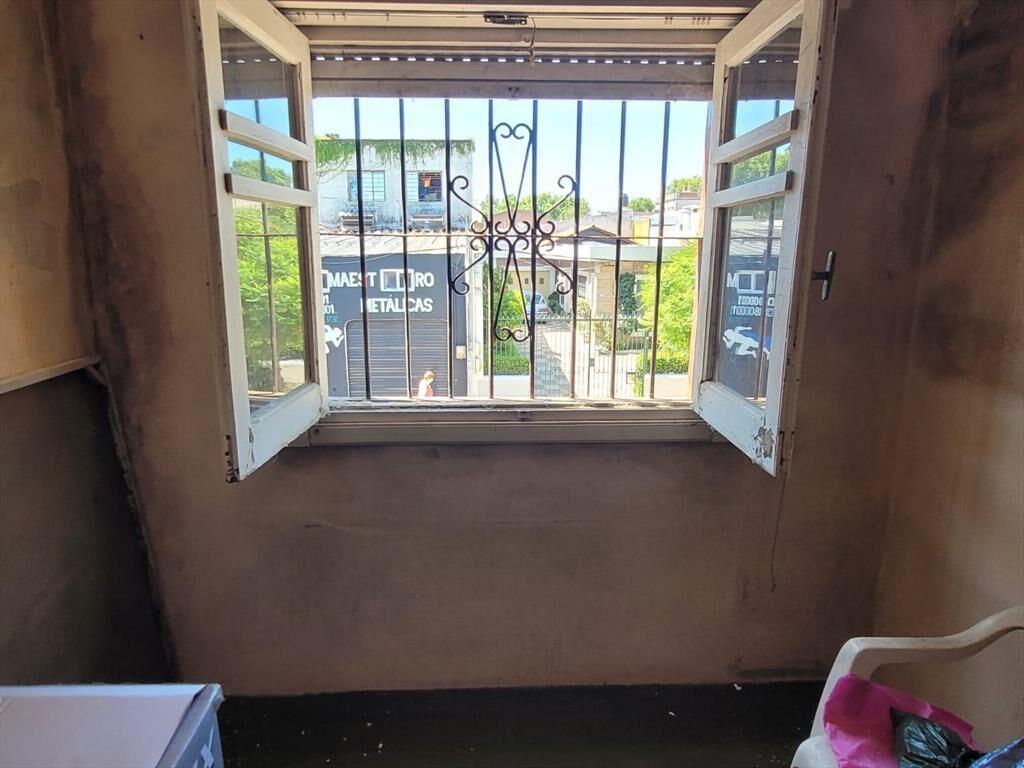 Casa, al frente, 3 dorm, garaje y patio con parrillero para