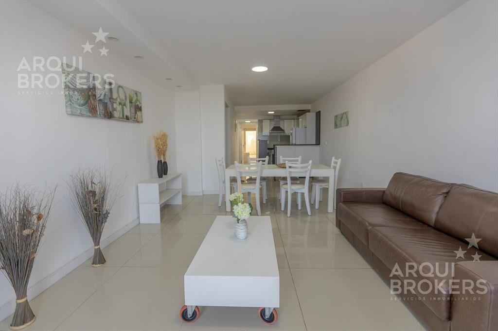 Apartamento de 3 dormitorios en venta en Rambla de Malvín c