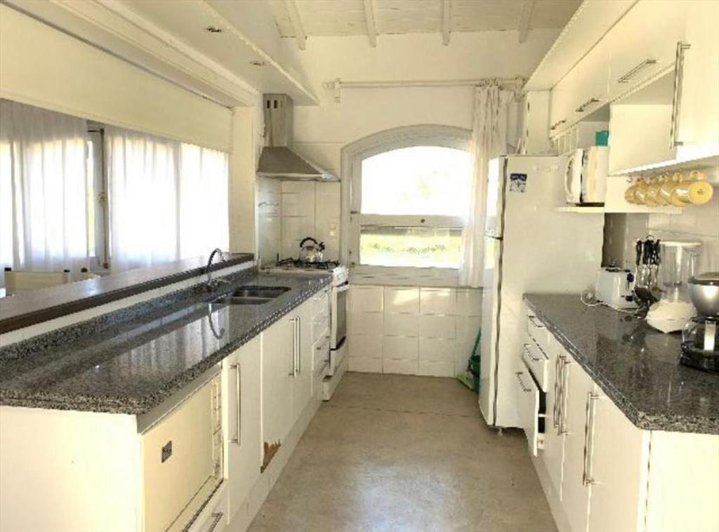 CASA EN VENTA DE 4 DORMITORIOS EN LA BARRA