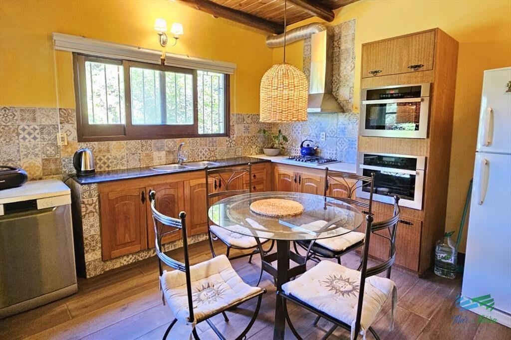 Casa 3 dormitorios en alquiler anual, cerca Punta