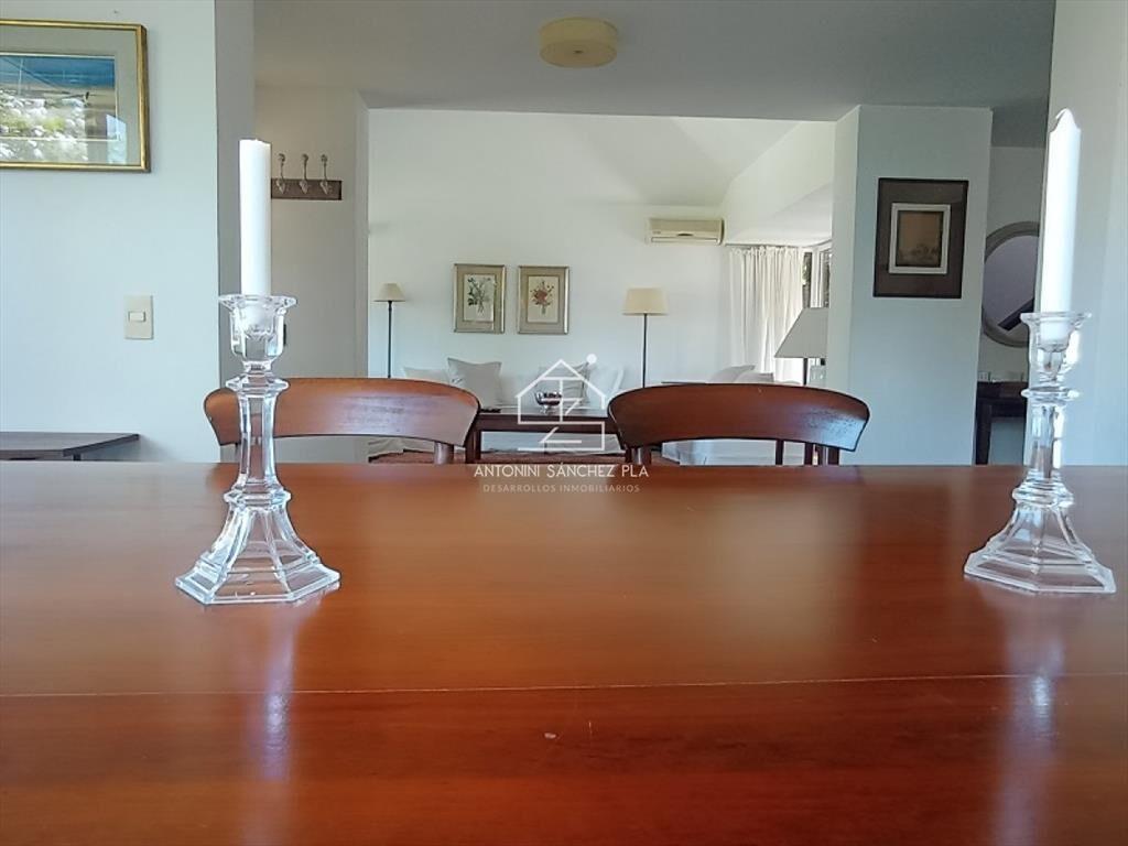 Gran casa reciclada a metros del mar con una del