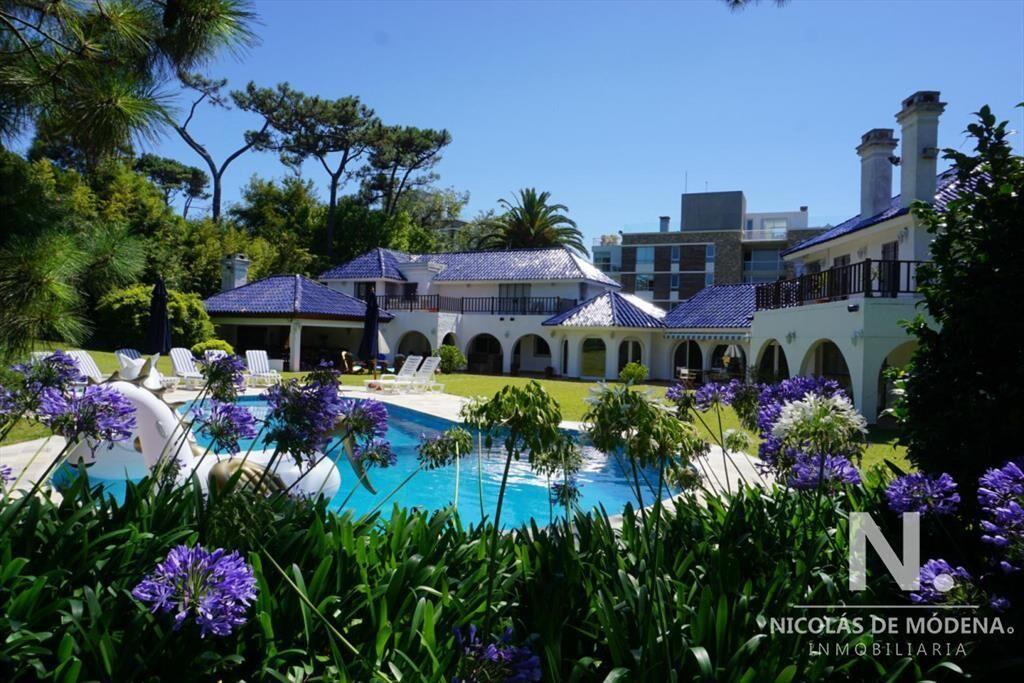Venta de gran residencia a pasos de la playa Brava en RincÃ