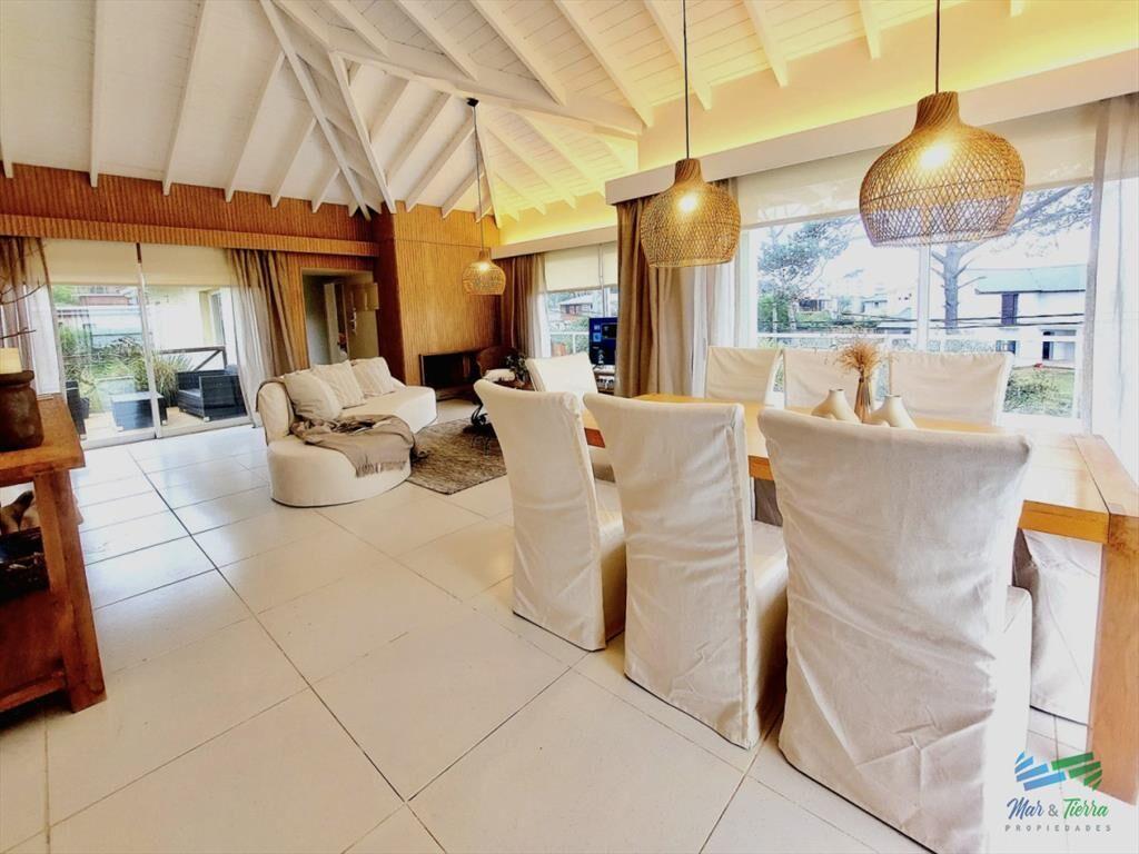 Excelente Casa de 6 Dormitorios y Piscina en La