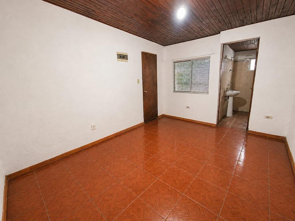 Casa 2 dormitorios, garaje y jardin.