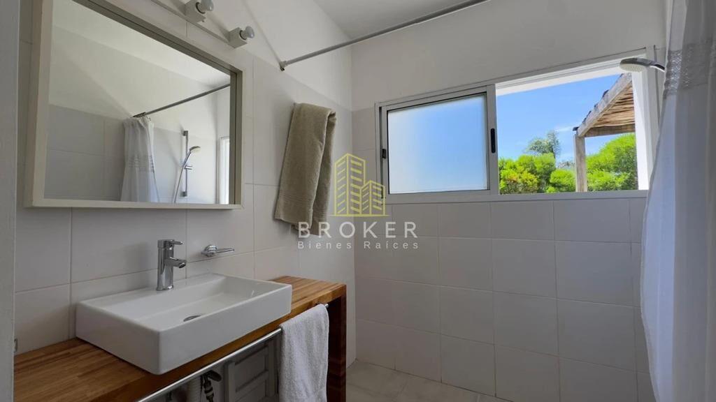 Alquiler anual de amplia y moderna casa en barrio